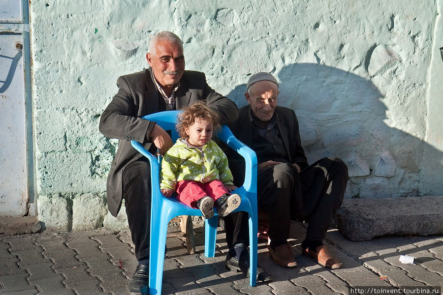 А теперь дедушки со внучкой. У внучки нет шансов слезть со стула. Диярбакыр, Турция