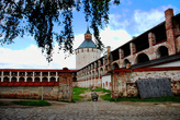 Пострижениками Кирилло-Белозерского монастыря были Иван Грозный и его отец Василий III.