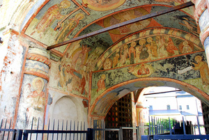 Святые ворота с надвратной церковью Иоанна Лествичника. Роспись выполнена 1585 году.