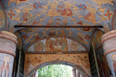 Святые ворота с надвратной церковью Иоанна Лествичника