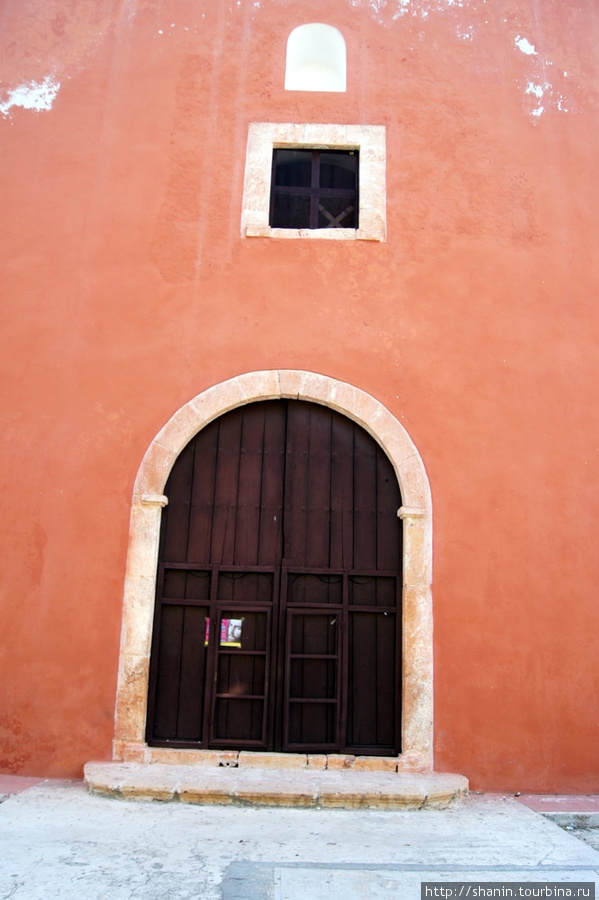 Вход в монастырскую церковь Муна, Мексика