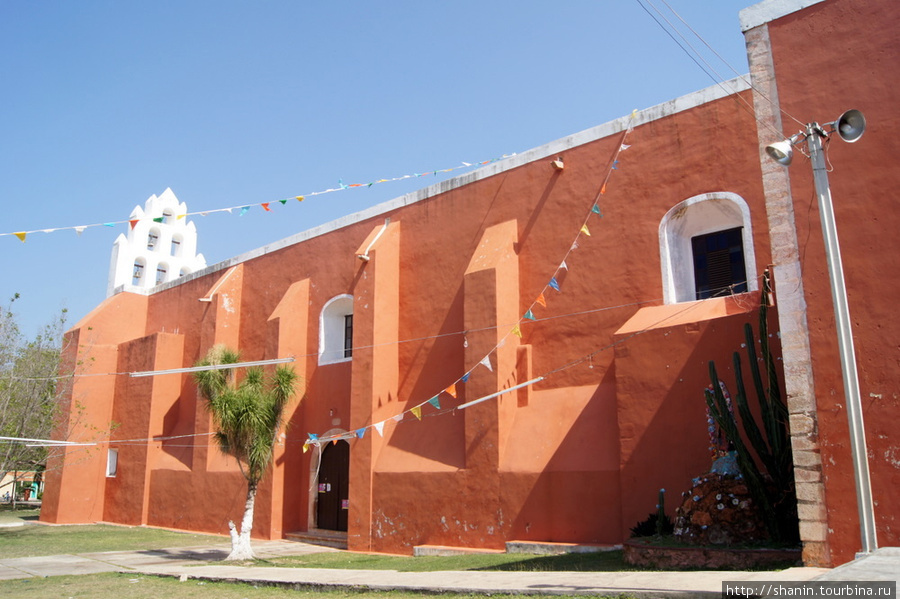 Боковая стена монастырской церкви Муна, Мексика