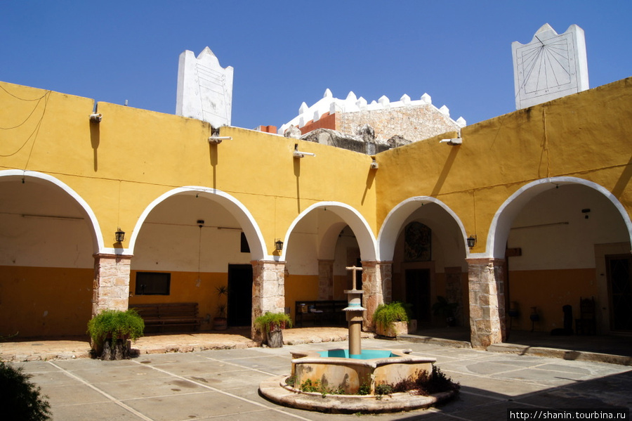 Внутренний двор монастыря Муна, Мексика