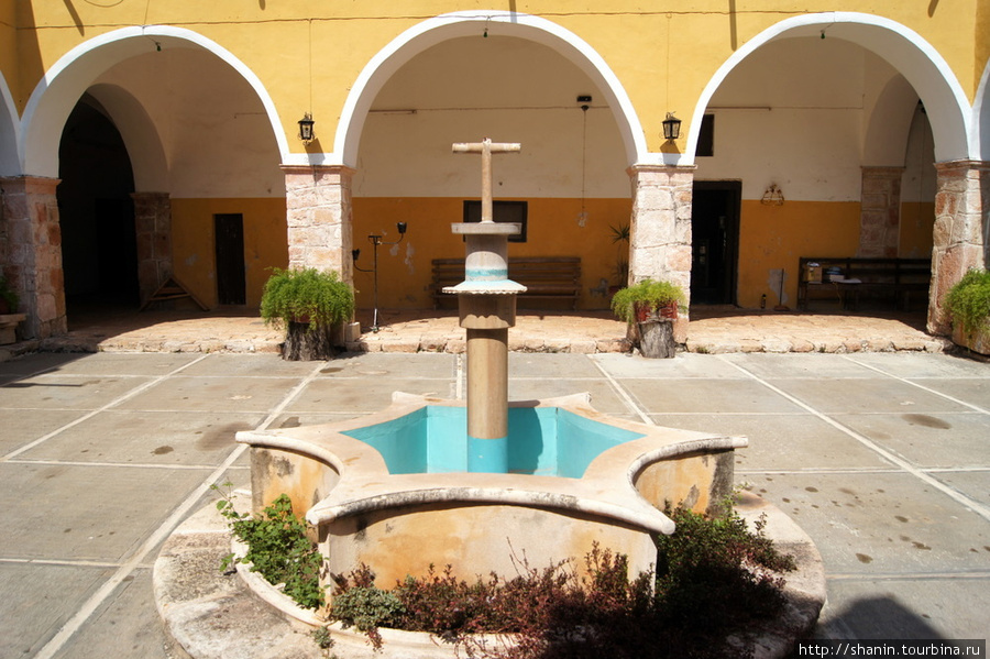 Монастырский двор Муна, Мексика