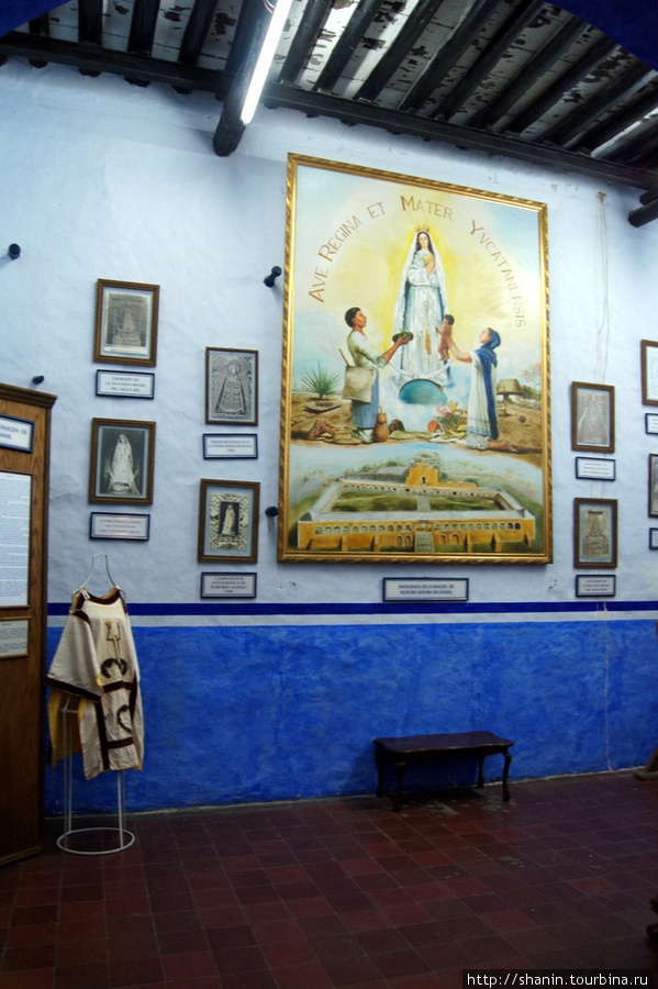В монастырском музее Исамаль, Мексика