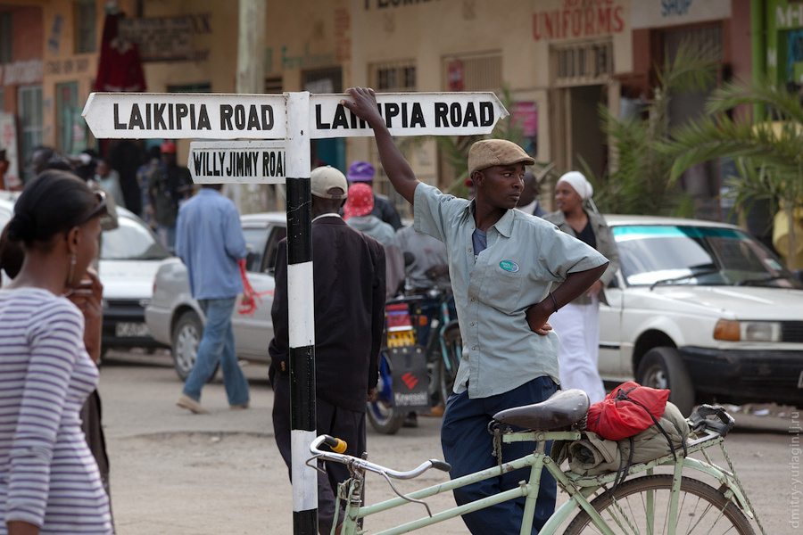 Разметка улиц на перекрестках городов Наньюки, Кения