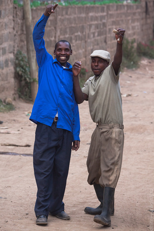 Вот здесь водитель матату и автомойщик Наньюки, Кения
