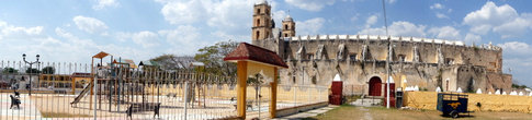 Детская площадка и церковь францисканского монастыря