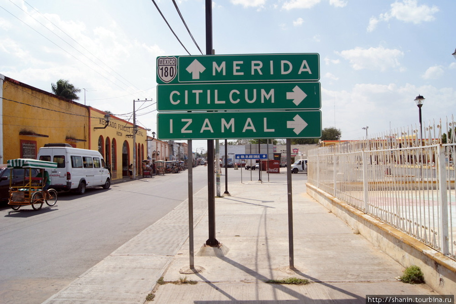 Указатели направлений в центре Холкана Штат Юкатан, Мексика
