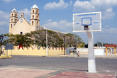 Баскетбольная площадка и церковь в Холкане