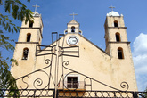 Крест и фасад церкви
