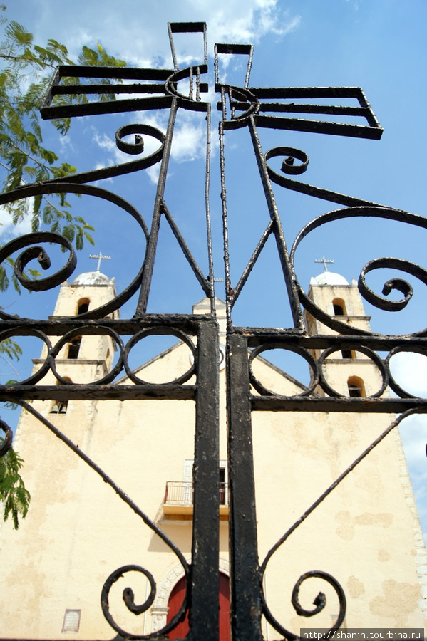 Крест на церковных воротах Штат Юкатан, Мексика