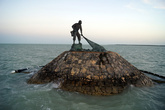 Памятник рыбаку с неводом в Четумале