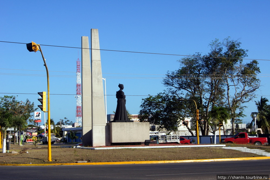 Памятник у автовокзала в Четумале Четумаль, Мексика