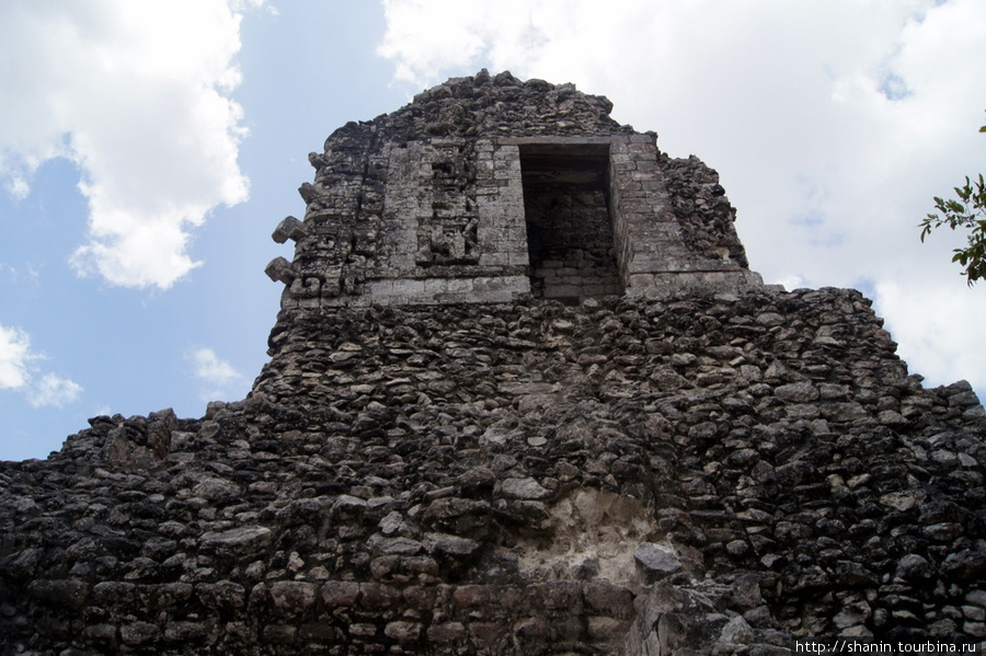 Храм на руинах города Чиканна Шпухиль, Мексика