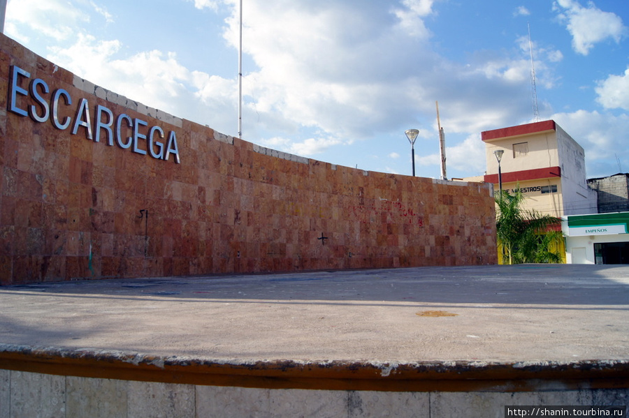 Памятник на главной площади в Эскарсеге Эскарсега, Мексика