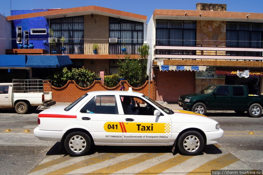 Такси на центральной площади Эмилиано Сапата, Мексика