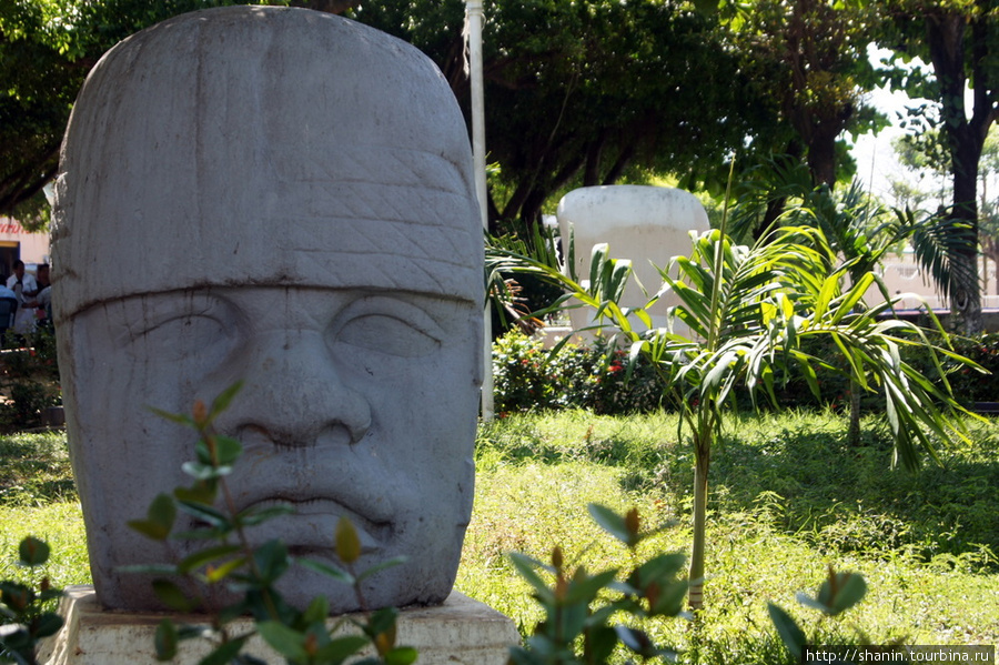 Голова ольмекского воина в городском парке Эмилиано Сапата, Мексика
