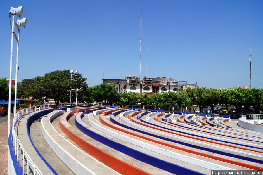 Ряды в летнем театре на главной площади Эмилиано Сапата, Мексика