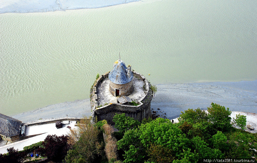 В 1524 году для защиты входа в город инженером Габриелем дю Пуи была построена башня «Габриель». Мон-Сен-Мишель, Франция