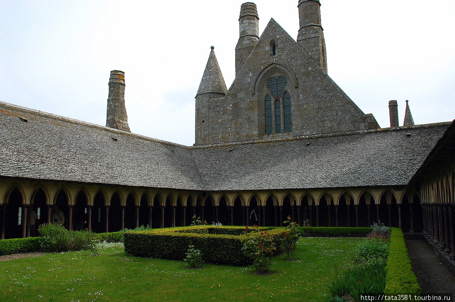 Внутренний двор монастыря Мон-Сен-Мишель, Франция