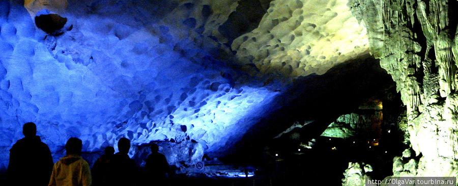Подстветка придает пещере загадочность, словно попадаешь в подземный дом сказочных существ Халонг бухта, Вьетнам