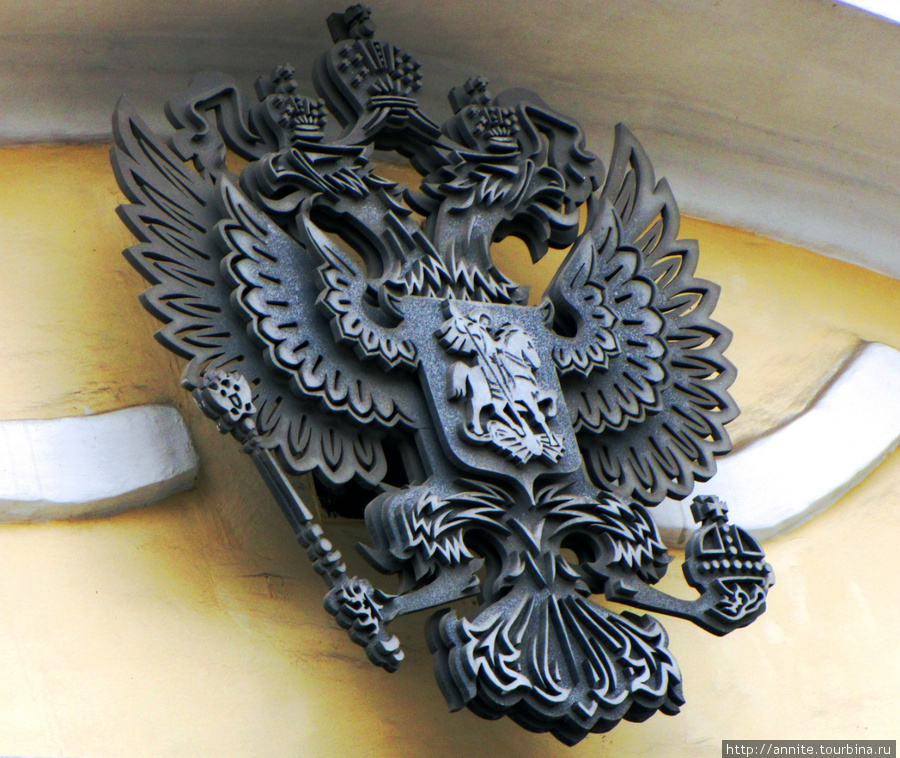 Герб на здании суда. Рязань, Россия