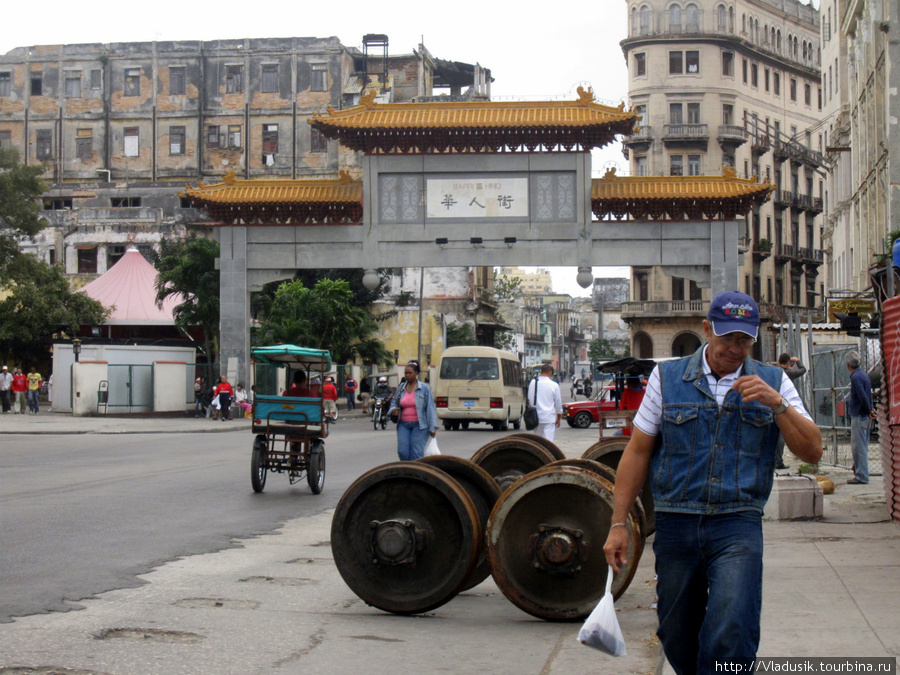 Китайский квартал. От китайского — одни ворота на самом деле. Гавана, Куба