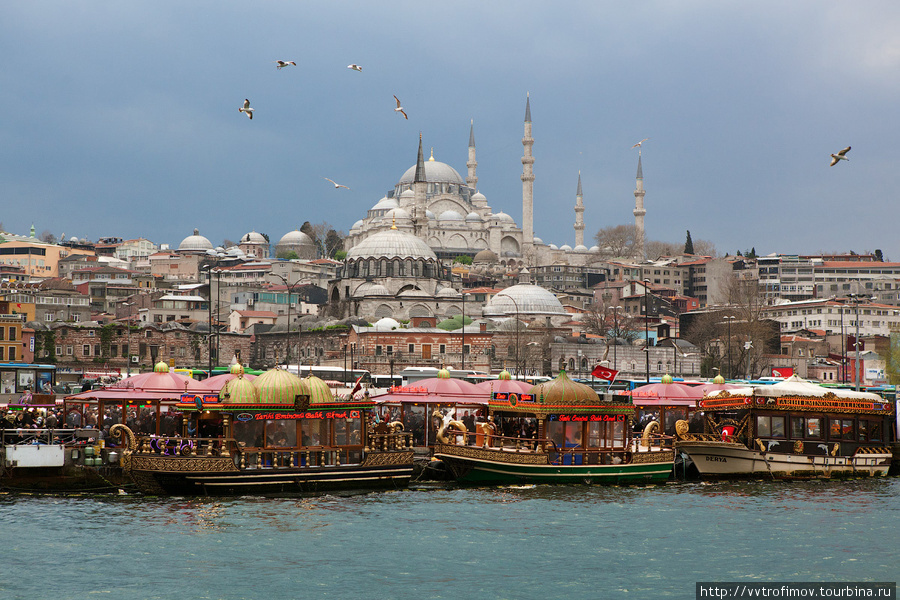 Мечеть Сулеймание и корабли-рестораны в заливе Золотой Рог. Стамбул, Турция