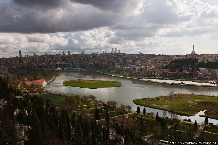 Вид со смотровой площадки на холме Эйюп. Стамбул, Турция