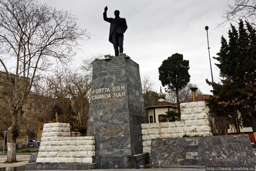 Памятник Ататюрку. Памятник ему есть в каждом турецком городе, как у нас — памятник Ленину ещё лет 20 назад. Синоп, Турция