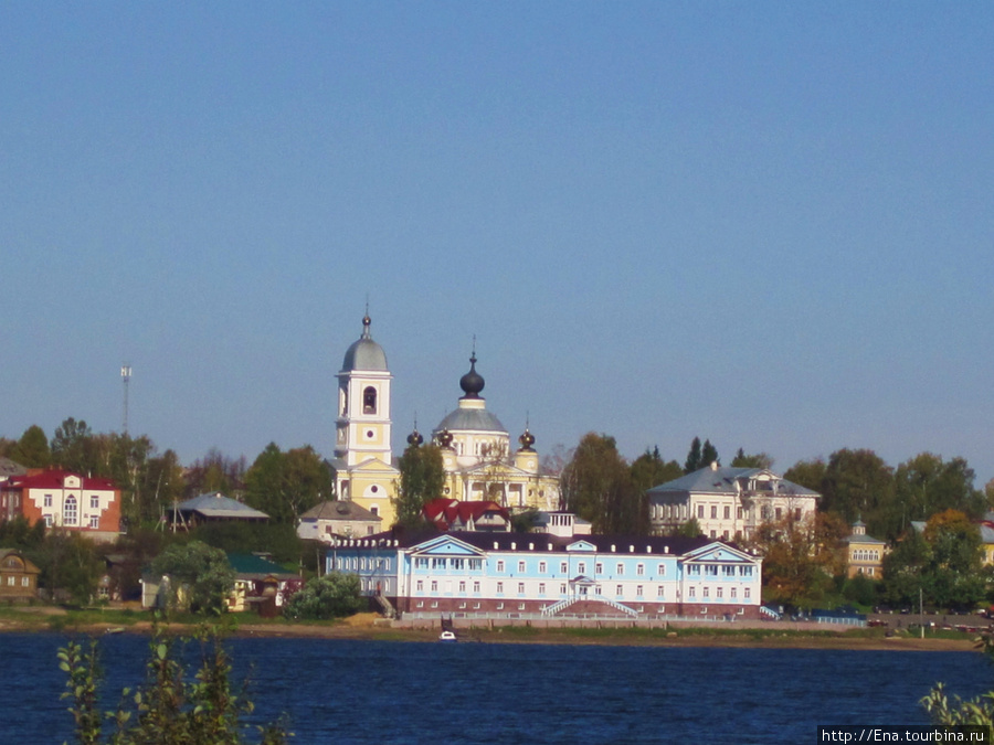 25.09.2010. По дороге в Мышкин. У паромной переправы. Вид на Мышкин и Успенский собор Мышкин, Россия