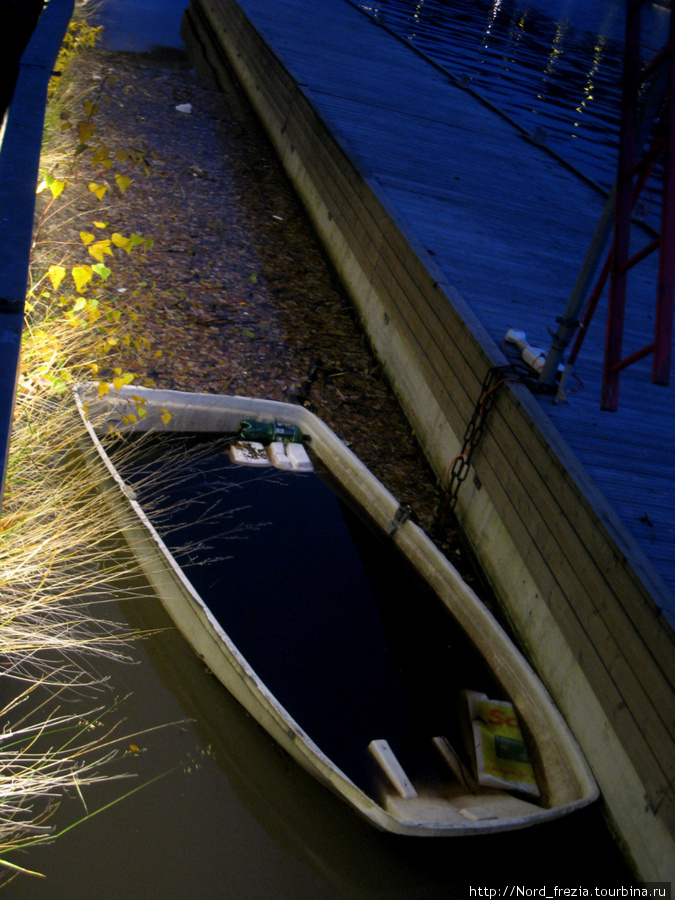 Чем-то приглянулась мне эта затопленная лодочка...Какое-то умиротворение и спокойствие навевает она на берегу реки Ауры. Благодать... Турку, Финляндия