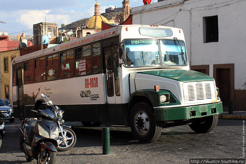 По узким улицам с односторонним движениям ездят огромные шумные автобусы. Гуанахуато-Сити, Мексика