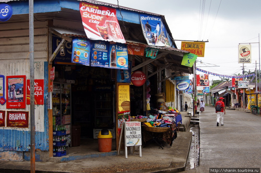 Магазин на центральной улице Ливингстона Ливингстон, Гватемала