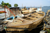 Старая деревянная лодка на берегу