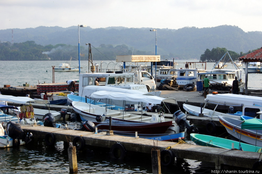 Пристань для лодок на реке Ливингстон, Гватемала