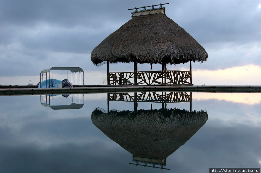 Бассейн и беседка на берегу реки в Ливингстоне Ливингстон, Гватемала