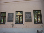 С-Пб, Одесская улица. Мемориальные таблички на фасаде дома, где проводились первые опыты с электрическими фонарями.