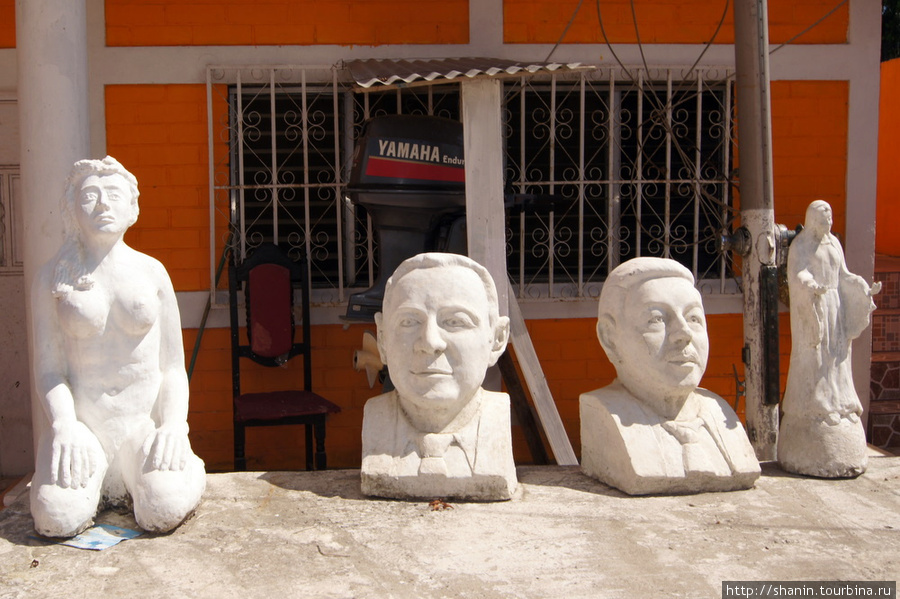 Скульптуры у дома Пуэрто-Барриос, Гватемала