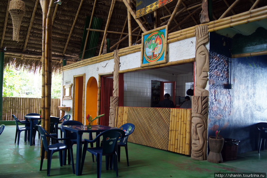 Кафе у пристани в Ливингстоне Пуэрто-Барриос, Гватемала