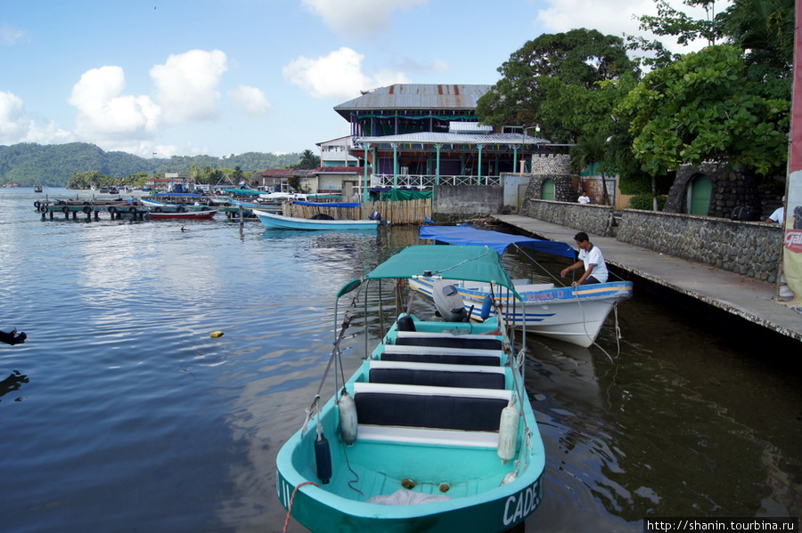 Лодки у пристани в Ливингстоне Пуэрто-Барриос, Гватемала