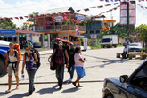 Бэкпакеры идут на причал в Пуэрто-Барриосе