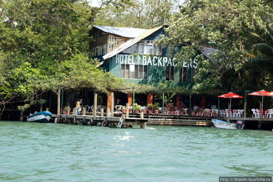 Вид с рекиВ ресторане на берегу реки Дульче Рио-Дульсе, Гватемала