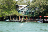 Вид с рекиВ ресторане на берегу реки Дульче