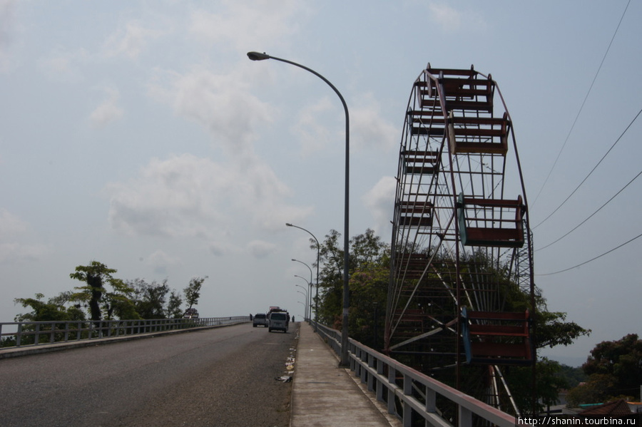 Колесо обозрения и мост в Рио Дульче Рио-Дульсе, Гватемала