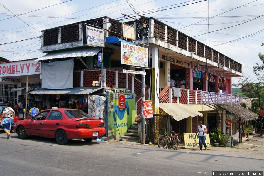 На главной улице Рио-Дульсе, Гватемала