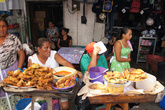 Уличные торговки в Рио Дульче