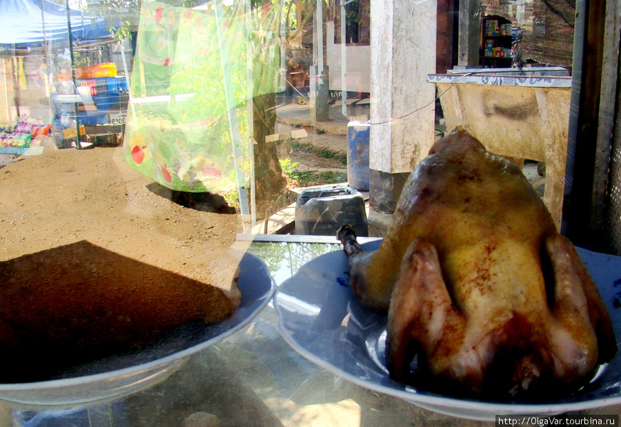 Спазм в горле вызвали знакомые контуры курицы-гриль с зажаренной корочкой Провинция Луангпрабанг, Лаос