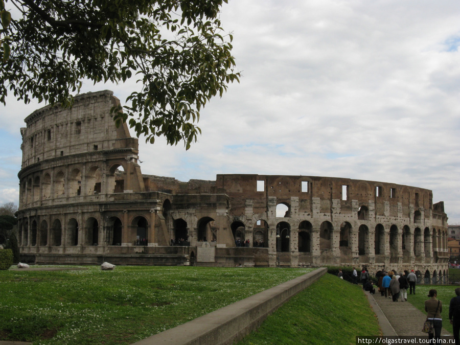 Гуляя по Палатину мы все время отвлекались и любовались Колизеем. Рим, Италия